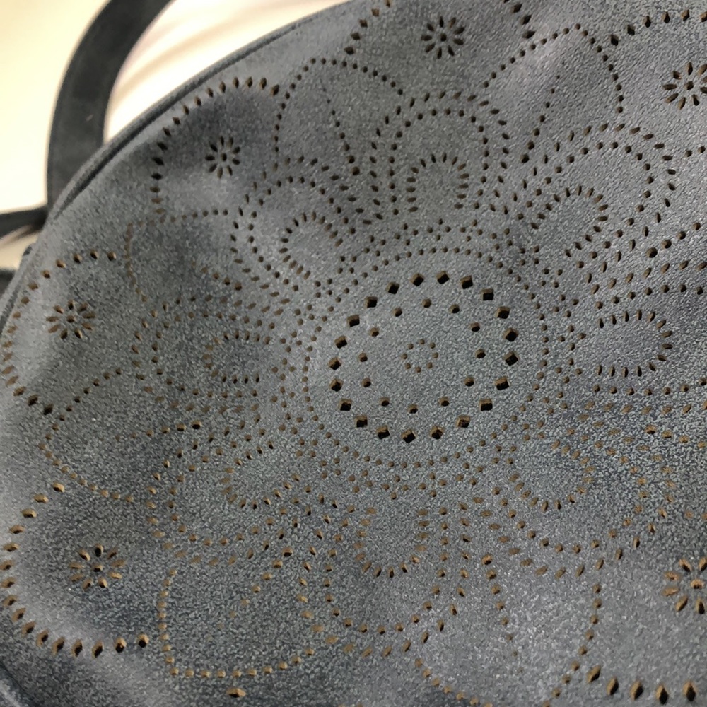 Small round blue crossbody bag. - Picture 2 of 6
